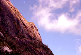 「もっちょむ岳」の巨大な奇岩
