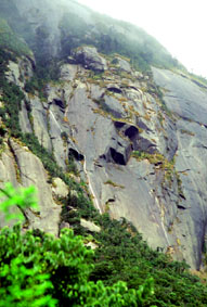 「もっちょむ岳」の巨大な奇岩−２